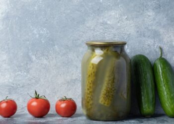 “Золотой” рецепт огурчиков, которые можно хранить в квартире: без уксуса и стерилизации (ВИДЕО)