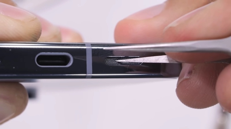 Pixel 10 Pro XL не гнеться, не плавиться, але боїться скальпеля: блогер JerryRigEverything випробував на міцність флагман Google