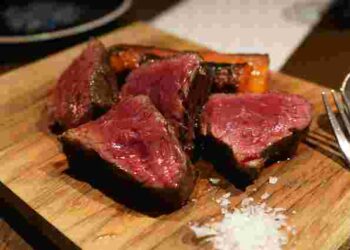 Навіть найжорсткіше мʼясо можна зробити соковитим: додайте лише один інгредієнт