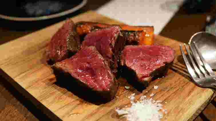 Навіть найжорсткіше мʼясо можна зробити соковитим: додайте лише один інгредієнт