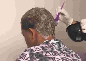 Діяти треба негайно: як вивести плями від фарби для волосся з одягу і не зіпсувати його