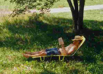 Заснути в спеку буває важко: 10 корисних порад, які справді допоможуть