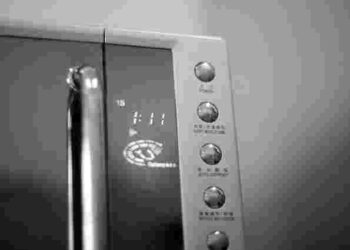 Прибрати неприємний запах в мікрохвильовці можна дуже просто: 4 засоби з кухні