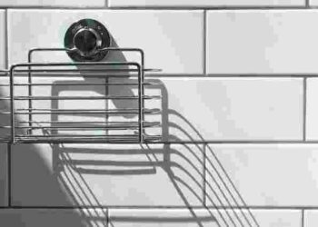 Лайфхак, який обовʼязково варто спробувати: навіщо натирати шви у ванній свічкою