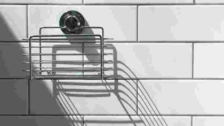 Лайфхак, який обовʼязково варто спробувати: навіщо натирати шви у ванній свічкою