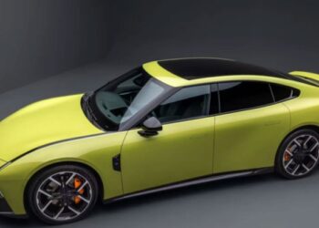 Xpeng розкрила інтер’єр нового P7 з 87-дюймовим дисплеєм доповненої реальності (AR-HUD)