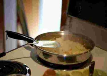 Відчистити алюмінієву сковороду від нагару можна домашніми засобами: два способи