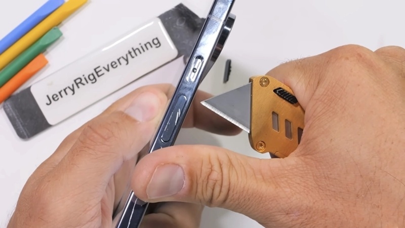 Pixel 10 Pro XL не гнеться, не плавиться, але боїться скальпеля: блогер JerryRigEverything випробував на міцність флагман Google