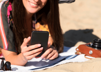 Телефон на пляжі — де краще сховати, щоб не вкрали