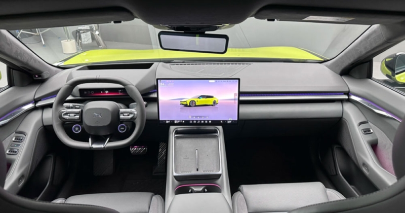 Xpeng розкрила інтер'єр нового P7 з 87-дюймовим дисплеєм доповненої реальності (AR-HUD)