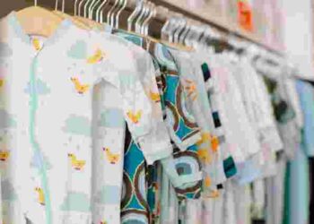 Вручну чи в пральній машині: як варто прати дитячі речі