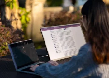 Альтернатива E-Ink: цей LCD-дисплей за $1000 використовує зовнішнє світло та споживає до 7 Вт