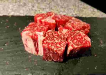 Вздовж волокон чи впоперек: як треба різати м’ясо для смаження, щоб страва була соковита