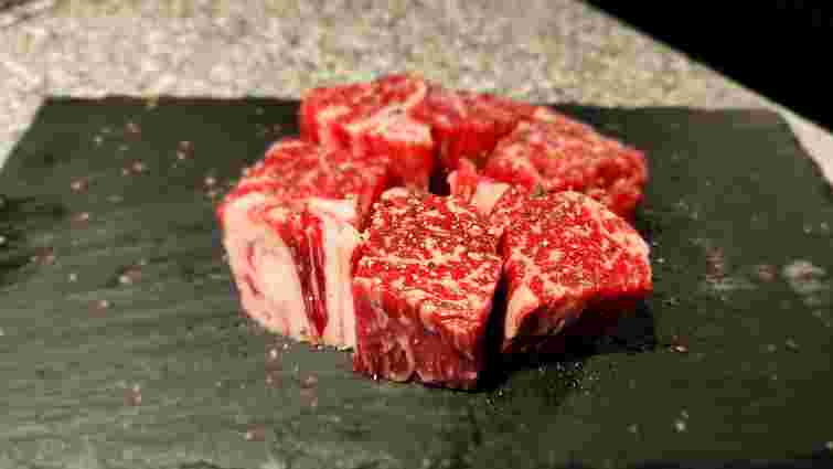 Вздовж волокон чи впоперек: як треба різати м'ясо для смаження, щоб страва була соковита