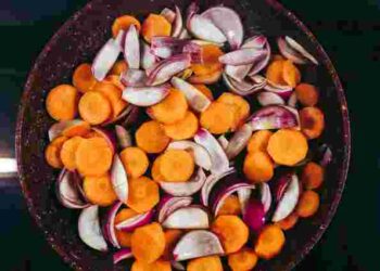 Ця помилка може зіпсувати всю страву: чому цибулю та моркву не можна смажити одночасно