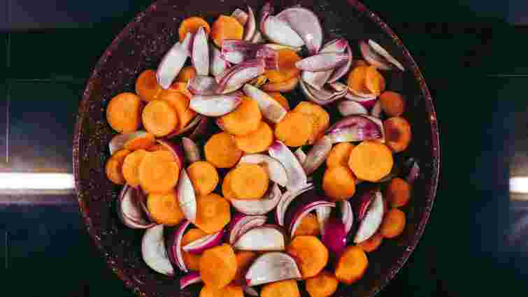 Ця помилка може зіпсувати всю страву: чому цибулю та моркву не можна смажити одночасно