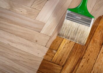 Цей лайфхак 50-х років поверне блиск дерев’яній підлозі: не залишиться жодної подряпини