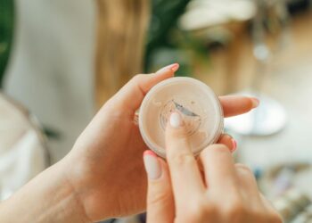 Чим менше, тим краще: як наносити пудру, щоб шкіра виглядала доглянутою, а не припудреною