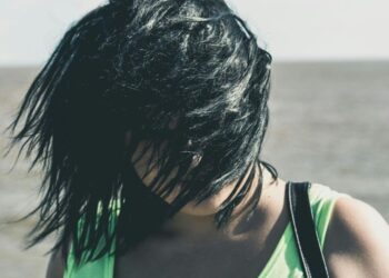 Чому волосся пушиться на спеці — і як це припинити?