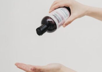 Додайте лише кілька крапель запашної олії у свій шампунь і волосся стане красивим і густим