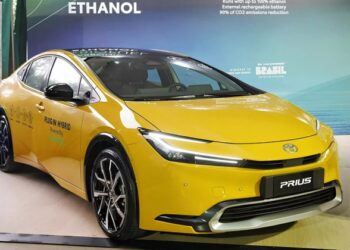 Максимальна екологічність: Toyota Prius PHEV перевели на етанол