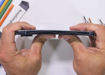 Pixel 10 Pro XL не гнеться, не плавиться, але боїться скальпеля: блогер JerryRigEverything випробував на міцність флагман Google