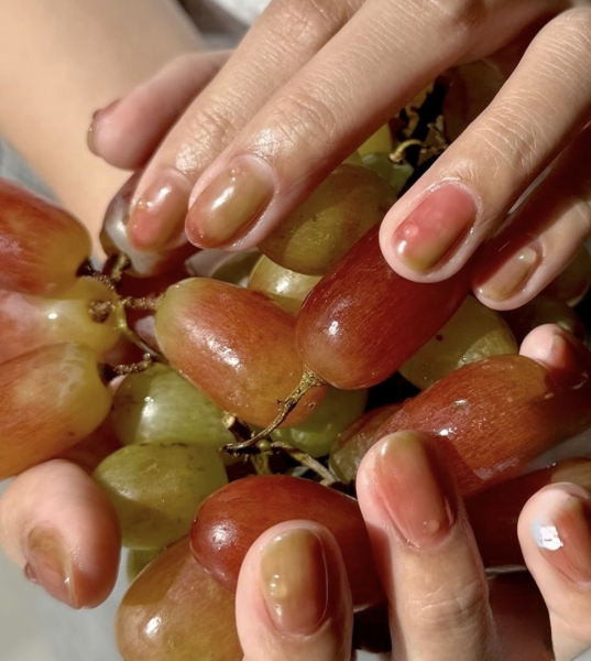 Fruit peel nails: літній манікюр з Кореї, який підніме настрій