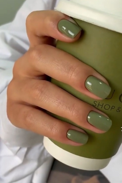 Грошовий манікюр на вересень 2025: 7 дизайнів, які не лише прикрасять руки, але й притягнуть удачу