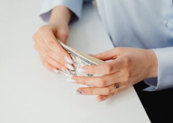 Грошовий манікюр на вересень 2025: 7 дизайнів, які не лише прикрасять руки, але й притягнуть удачу