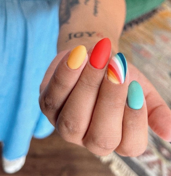 Грошовий манікюр на вересень 2025: 7 дизайнів, які не лише прикрасять руки, але й притягнуть удачу