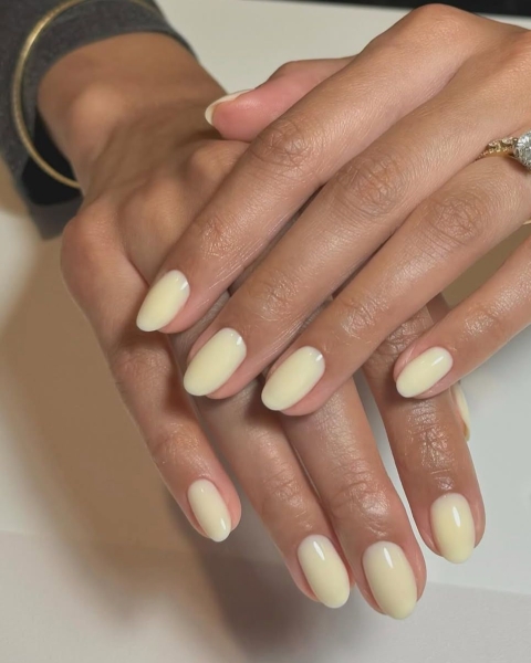 Грошовий манікюр на вересень 2025: 7 дизайнів, які не лише прикрасять руки, але й притягнуть удачу