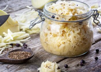 Хитрый трюк для квашеной капусты: как спасти пересоленный продукт