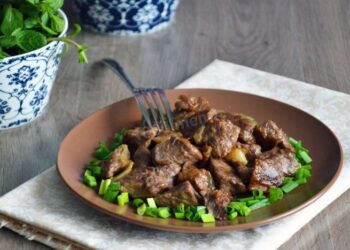 Хитрый трюк китайских поваров: чем посыпать самое дешевое мясо, чтобы стало мягким и нежным