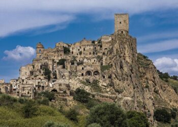 Як із фільмів жахів: названо 4 наймоторошніші покинуті села Європи (фото)