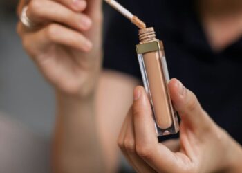 Як підбирати консилер за кольором та текстурою, щоб шкіра завжди виглядала свіжою і рівною