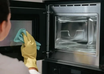 Як почистити мікрохвильовку в домашніх умовах: поради експертів