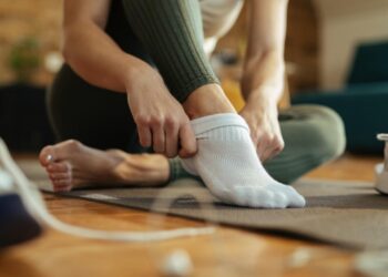 Як відіпрати запрані білі шкарпетки і чорну підошву: будуть як нові