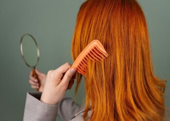 Як зробити волосся слухняним: прості правила для складних пасом