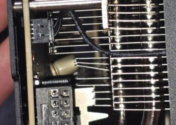 Конденсатор NVIDIA RTX 5090 вибухнув та погнув радіатор без ігрового навантаження: “Це ще “захопливий досвід”, чи вже “нейронний рендеринг?”