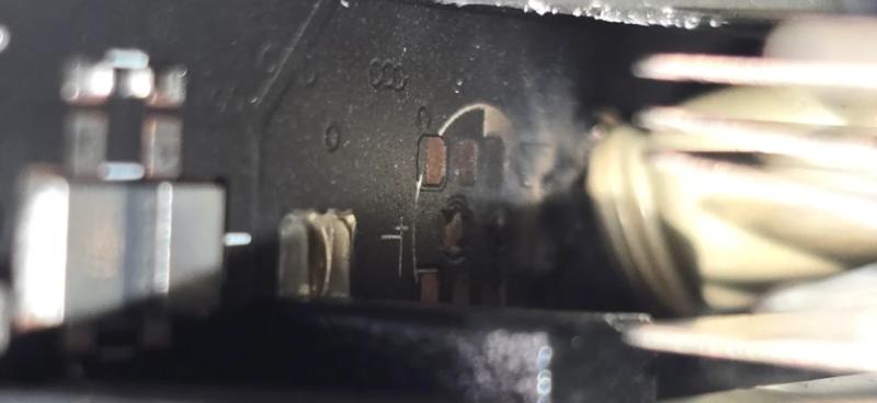 Конденсатор NVIDIA RTX 5090 вибухнув та погнув радіатор без ігрового навантаження: "Це ще "захопливий досвід", чи вже "нейронний рендеринг?"