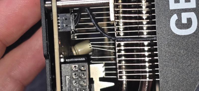 Конденсатор NVIDIA RTX 5090 вибухнув та погнув радіатор без ігрового навантаження: "Це ще "захопливий досвід", чи вже "нейронний рендеринг?"