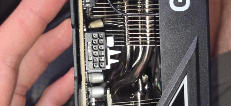 Конденсатор NVIDIA RTX 5090 вибухнув та погнув радіатор без ігрового навантаження: "Це ще "захопливий досвід", чи вже "нейронний рендеринг?"