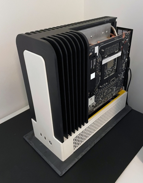 Корпус цього ПК з AMD Ryzen AI Max+ 395 є суцільним радіатором