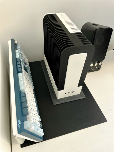 Корпус цього ПК з AMD Ryzen AI Max+ 395 є суцільним радіатором