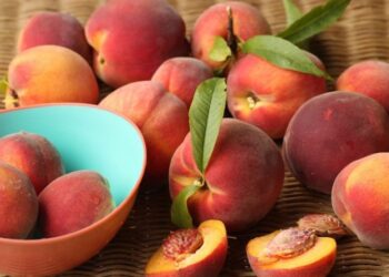 Куда положить “дубовые” персики, чтобы к утру стали спелыми: хитрый трюк