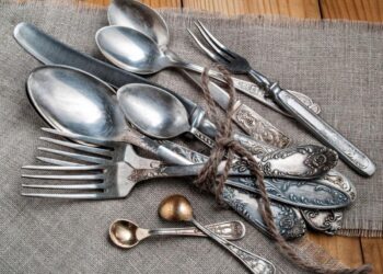 Ложки та виделки блищатимуть: цей копійчаний засіб прибирає наліт та іржу
