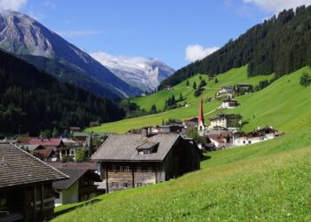 Не лижами одними: названо неймовірно красиві місця в Альпах для літнього відпочинку