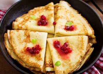 Один бесплатный ингредиент сделает блины идеальными: как его правильно добавлять