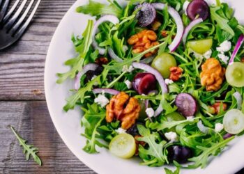 Оригинальная закуска к праздничному столу: нереально красивый салат (РЕЦЕПТ)