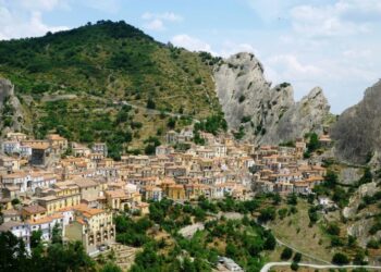 Повний печерних осель і гірських сіл: експертка розповіла про регіон в Італії, що захоплює дух